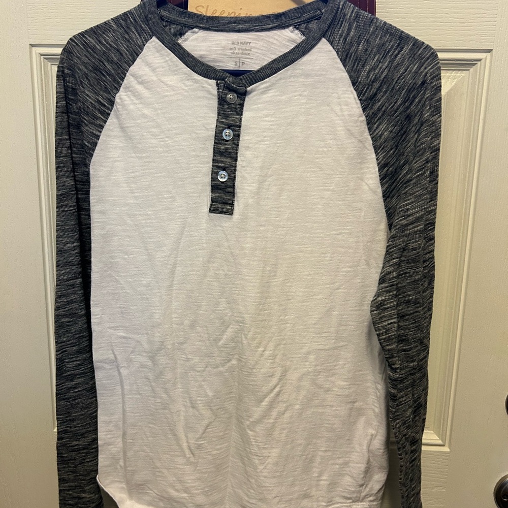 Old Navy Men's Gray and White Henley Shirt